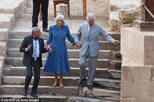 왕실 부부(사진)가 손을 잡고 계단을 내려가 강바닥으로 향하고 있다.