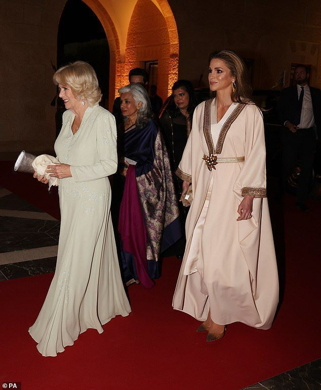 오늘 저녁, 카밀라는 우아한 흰색 드레스로 갈아입고 암만의 알 후세이니야 궁전에서 라니아 여왕과 함께한 만찬에 참석했습니다(오른쪽).