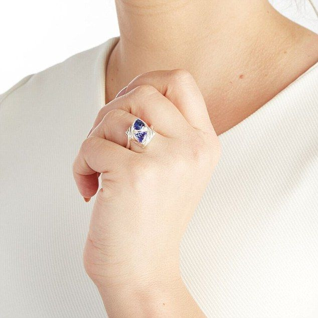 O outro design do anel de noivado é composto por um diamante marquise violeta