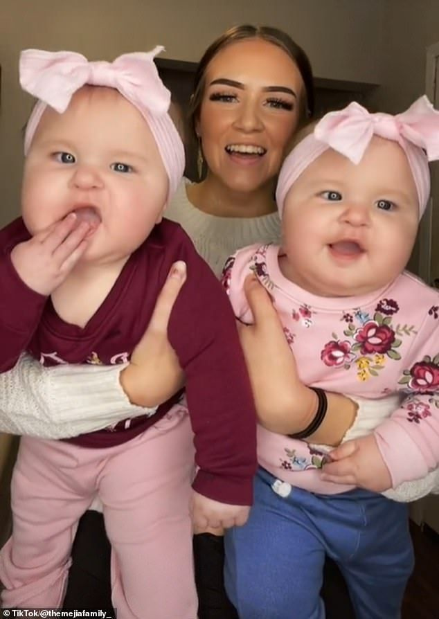 Alexis LaRue, 22, deu as boas-vindas às filhas gêmeas idênticas Camila e Elena em março, pesando 6 libras, 7 onças. cada