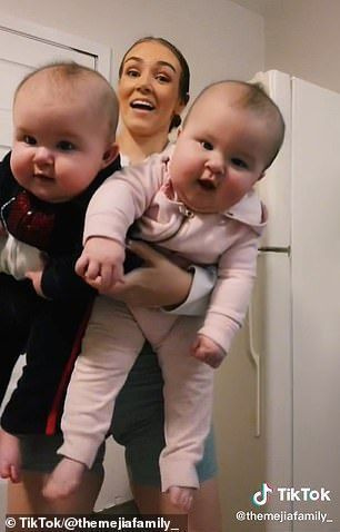 Alexis je redovito dijelila videozapise blizanaca na TikToku kada je u rujnu vidjela viralni isječak druge majke blizanaca koja obje drži jednom rukom dok obavlja druge zadatke