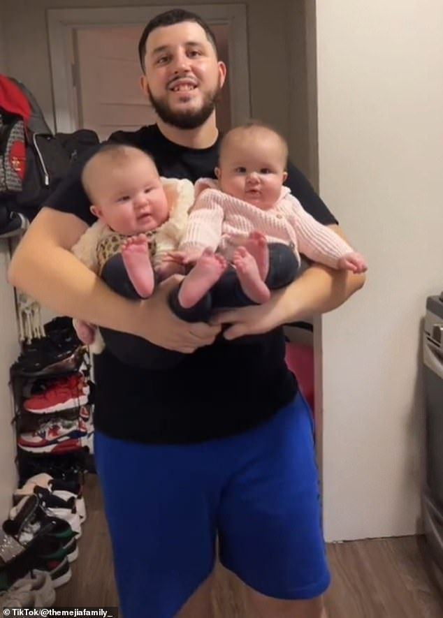 Ela também compartilhou um clipe de Leo segurando os bebês em que eles parecem muito menores em comparação