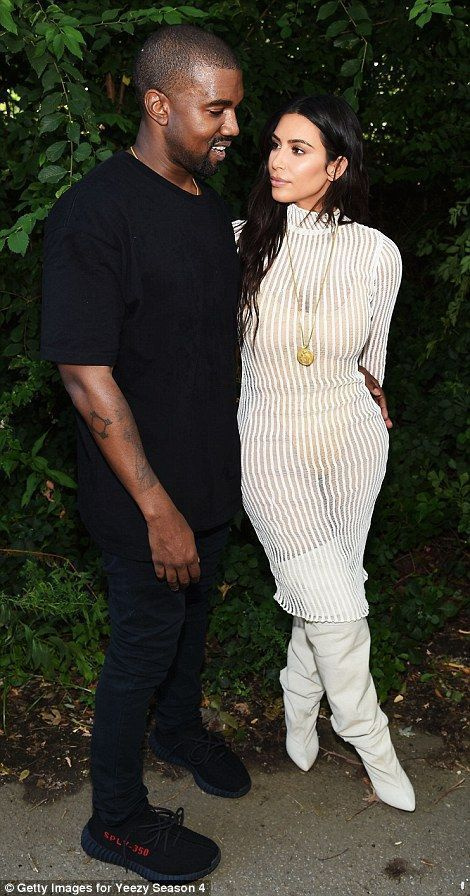 Cônjuge orgulhoso: Kim Kardashian estava presente para parabenizar o marido depois que o show terminou e o casal parecia emocionado com o evento, apesar da controvérsia em torno dele