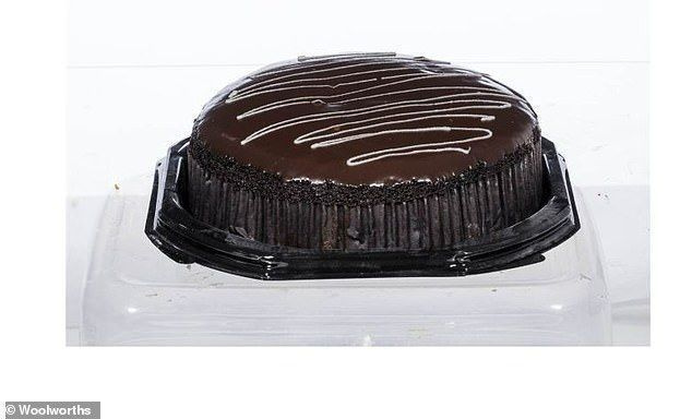 Woolworths의 이 초콜릿 머드 케이크(사진)는 저렴한 $4.80이며 특별한 생일 디저트의 기초를 형성하는 데 사용되었습니다.