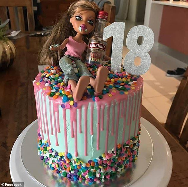 다른 엄마는 딸을 축하하기 위해 Woolworths(사진)의 머드 케이크를 사용하여 비슷한 디저트를 만든 방법을 공유했습니다.