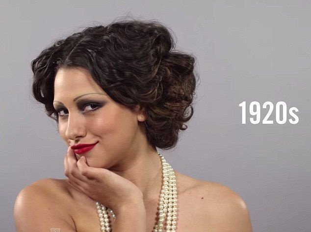 Изпъстрена с перли: Визията от 20-те години на 20-ти век показва модела Рейна Маркес, превърната в архетипно момиче с по-къса прическа и много перли