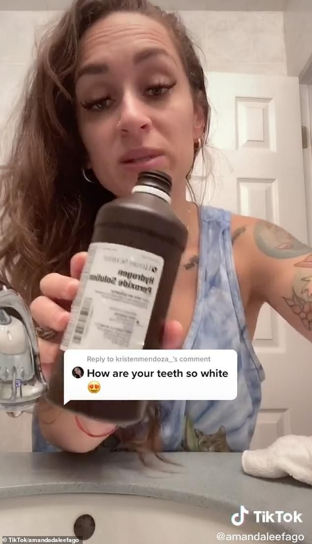 미국의 또 다른 사용자인 Amanda는 추종자들에게 치아를 희게 유지하기 위해 이 제품으로 입을 자주 헹굽니다.