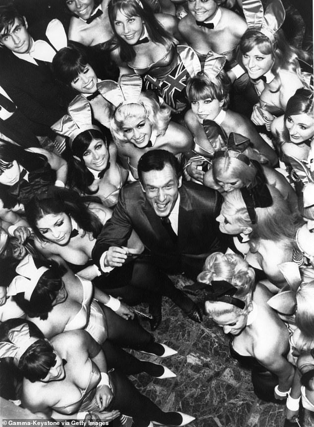 Hugh Hefner on pildil ümbritsetud 50 Playboy jänkuga 1966. aastal, kes asusid tööle tema uude klubisse Park Lane
