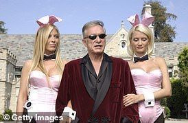 (L-R) Playboy jänku Sheila Levell, Playboy asutaja Hugh Hefner ja Playboy jänku Holly Madison