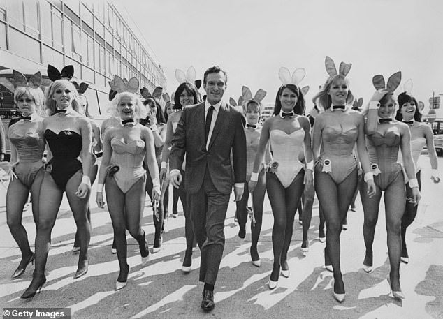 Hugh Hefner saabub 1966. aasta juunis Londoni lennujaama Chicagost koos Playboy Bunnies