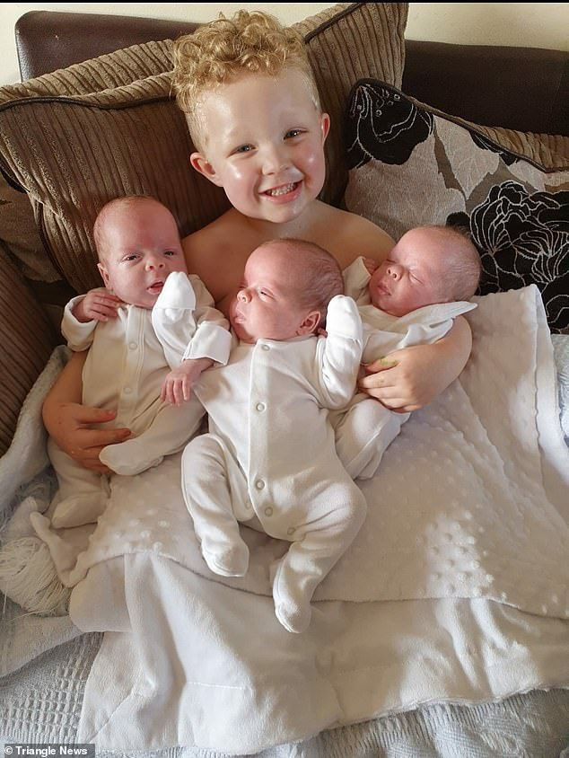여러 출생 전문가들은 Katie에게 세 쌍둥이가 똑같을 가능성은 거의 없으며 웨일스 병원이 실수를 한 것으로 생각했다고 말했습니다. 그러나 2월에 태어났을 때 소년들은 동일했습니다.