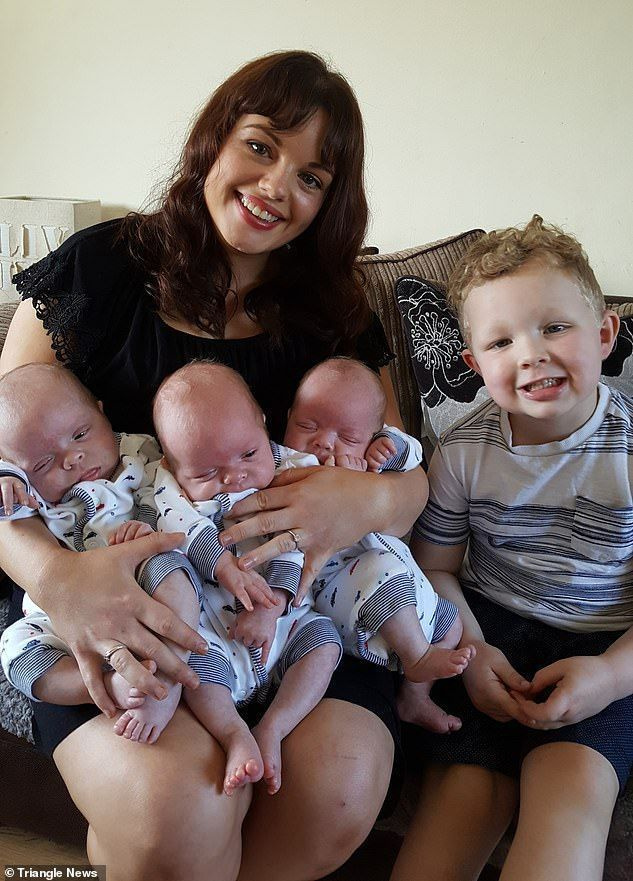 Katie는 시도한지 두 번째 달에 임신을 했고 새로운 형제나 자매를 환영할 준비를 신나게 준비했지만 결국 4명의 남동생을 갖게 되었습니다. Jacob, Katie 및 세쌍둥이가 사진에 찍혀 있습니다.