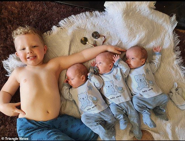 임신은 순조롭게 진행되었으며 Katie는 매주 조산사를 만나고 2주마다 아기가 제대로 발달하고 있는지 확인하기 위해 검사를 받았습니다. 세 쌍둥이는 Jacob과 함께 사진에 찍혀 있습니다.