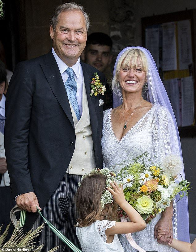 아일랜드 TV 요리사 Clodagh McKenna는 Hon과 결혼했습니다. 올해 8월 하이클레어 성 경내에서 열린 영광스러운 결혼식에서 해리 허버트(사진)