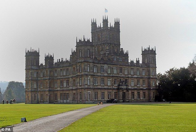 Highclere Castle(사진)은 TV 시리즈에서 Downton Abbey로 사용되며 Harry가 소유했습니다.