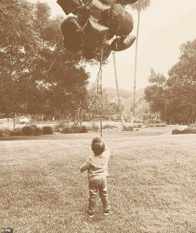 해리 왕자가 정신 건강 시리즈 Me You Can에서 두 살 난 아들 Archie Harrison(사진)의 새로운 클립 몇 개를 공유하면서 나온 것입니다.