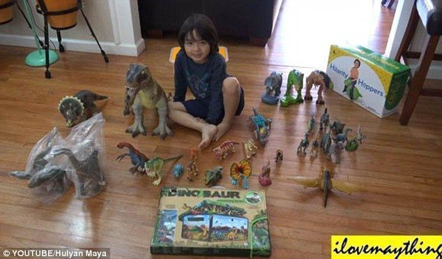 고대 유물: 공룡으로 가득 찬 장난감 세트를 여는 다섯 살짜리 아이를 볼 수 있습니다.