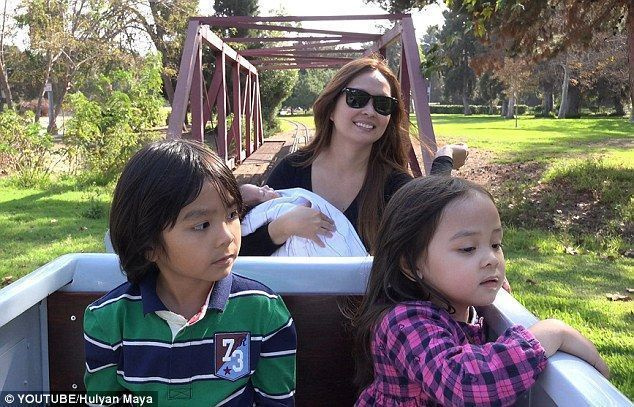 가족의 즐거움: Hulyan과 Maya가 기차를 타는 동안 Rhea는 아기 Marxlen을 안았습니다.