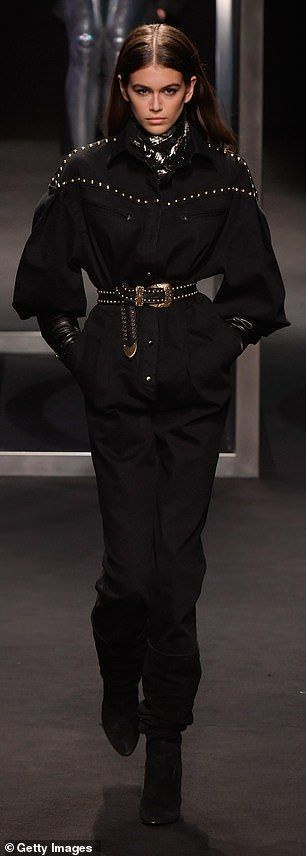 A modelo Kaia Gerber desfilou na passarela do desfile de Alberta Ferretti em um conjunto inspirado em cowgirl