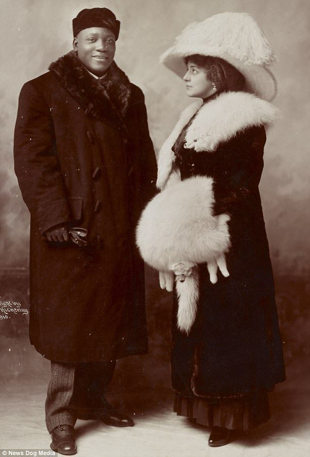 Jack Johnson e sua esposa Etta Terry Duryea, 27 de janeiro de 1910. Jack era um pugilista de sucesso e performer para companhias de teatro. O faz-tudo se casou três vezes, cada vez com uma mulher branca