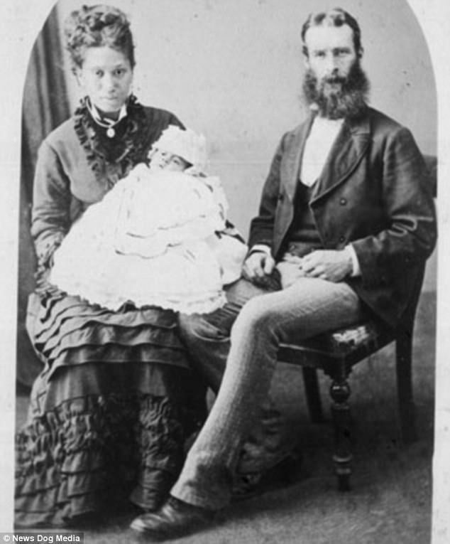 Мере и Александър Коуан с бебе Пита, Нова Зеландия, 1870 г. Смесените бракове между маори и пакеха (немаори, обикновено от британски етнически произход) са често срещани от първите дни на европейското заселване в Нова Зеландия. Правителството насърчава смесените бракове, които се разглеждат като средство за цивилизация на маорите. Въпреки това, много хора не одобряваха смесените бракове