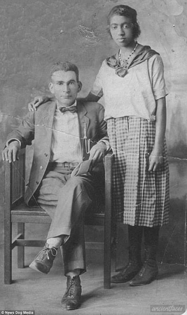 A identidade desses amantes permanece desconhecida, mas acredita-se que a foto tenha sido tirada durante os anos 1900