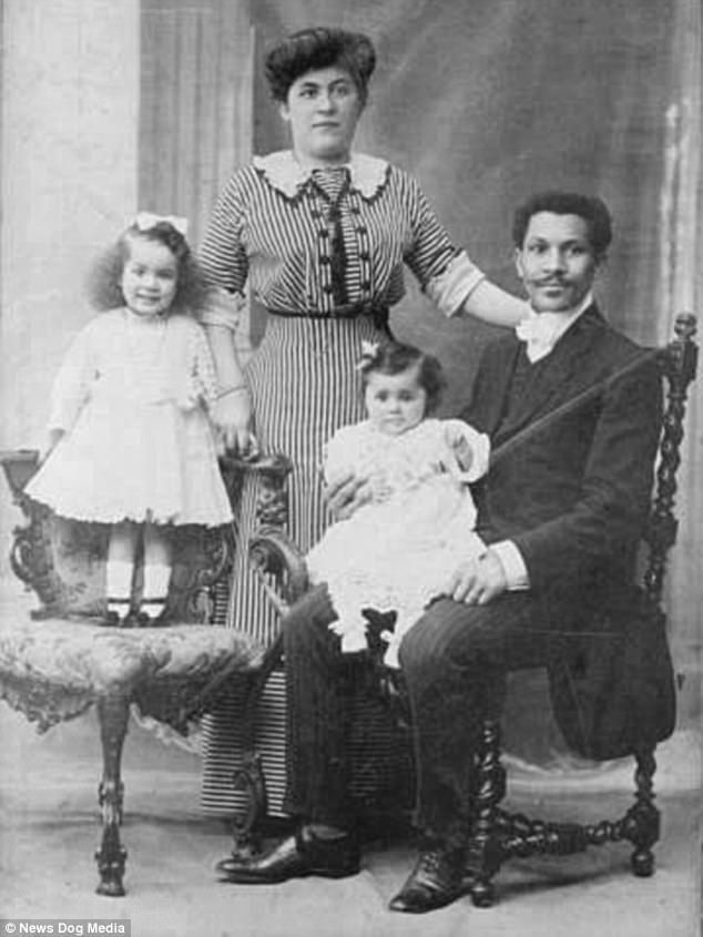 Joseph Phillippe Lemercier Laroche com sua esposa Juliette e seus dois filhos Marie e Louise. Joseph estudou na França, onde se tornou engenheiro, mas não conseguiu emprego por causa de uma sociedade racista. Joseph foi uma das vítimas do Titanic