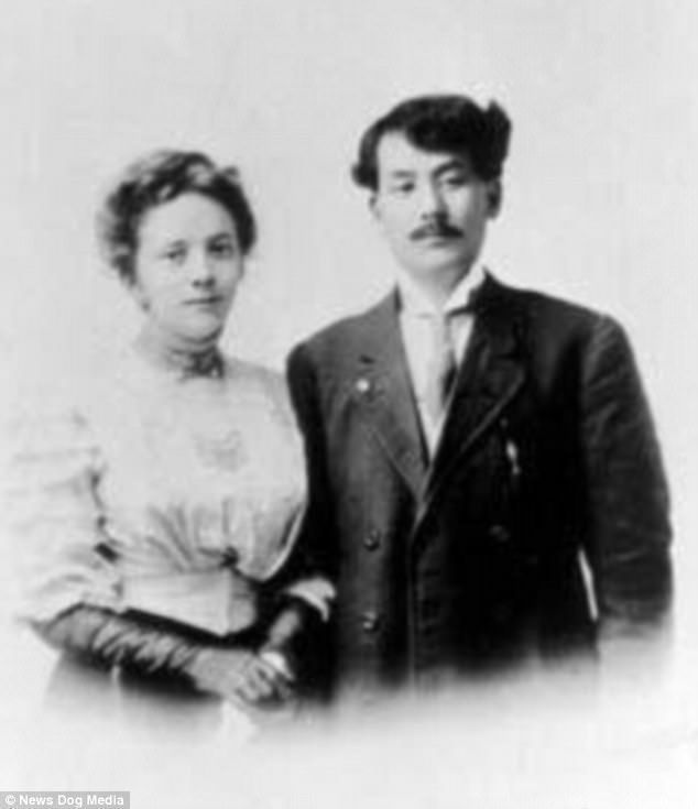 Gladys (Emery) Aoki e Gunjiro Aoki, março de 1909. Gunjiro era um nipo-americano enquanto Gladys era caucasiana. O casal se casou em Seattle em 27 de março de 1909, depois de viajar da Califórnia e Oregon, que proibiu casamentos mestiços e se recusou a emitir uma licença.