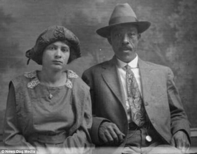 Este casal do sul do Texas posam juntos para uma foto tirada em 1900. Este casal se recusou a permitir que o preconceito da sociedade os impedisse de ficarem juntos