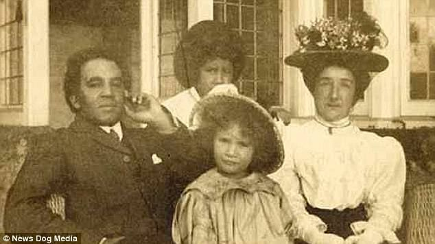 Самюъл Колридж-Тейлър със съпругата си Джеси Уолмисли и двете им деца. Той беше английски композитор и диригент със смесено наследство и Джеси с англичанка