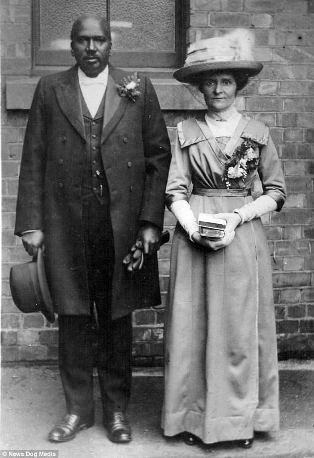 Este casal eduardiano sorri enquanto posam juntos no dia do casamento em 1900
