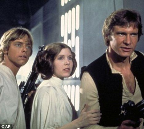 Σειρήνα οθόνης: Η Carrie Fisher έβαλε παλμούς ως πριγκίπισσα Leia στο Star Wars του 1977, που απεικονίζεται εδώ με τον Luke Hamill και τον Harrison Ford
