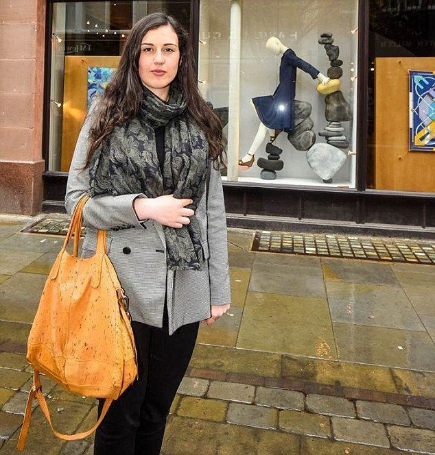 Saskia Murphy(25세)는 맨체스터에 있는 Hermes 매장을 방문했지만 매장에 매장이 없다는 말을 들었습니다.