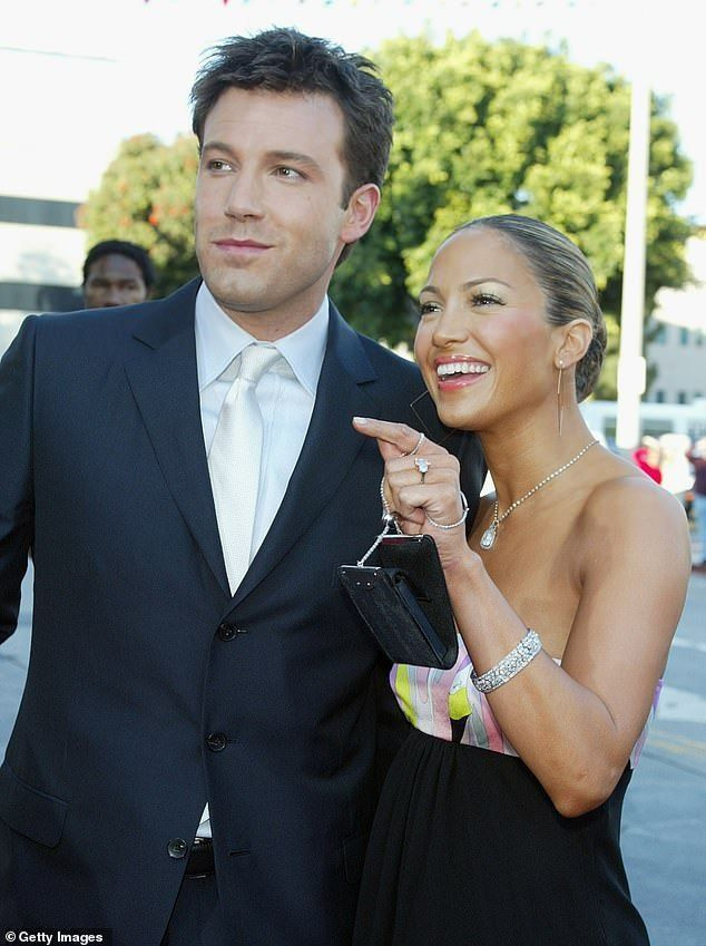 되돌아보면: Ben Affleck이 2002년 Jennifer Lopez에게 준 핑크 다이아몬드 약혼반지는 현재 1,200만 달러의 가치가 있는 것으로 추정됩니다.