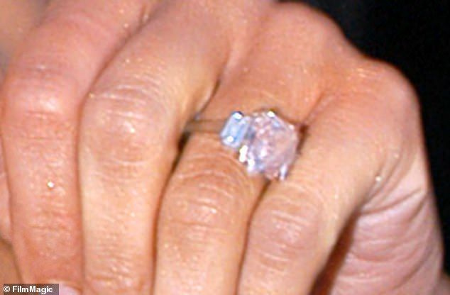 뭐라고? H&T Pawnbrokers는 전문적으로 핑크 다이아몬드 반지를 거의 1,200만 달러로 평가했으며 2000년대 초반 이후로 1,069% 이상 판매가 증가했습니다.