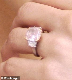 모든 각도에서: 래디언트 컷 핑크 다이아몬드 옆에 2개의 에메랄드 컷 다이아몬드가 있습니다.
