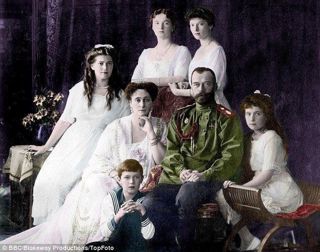 가족: 조지 5세처럼 니콜라스 2세는 빅토리아 여왕이 가장 좋아하는 손주인 아내에게 바쳤습니다.