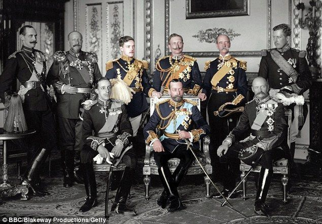 가족 간의 불화: George V(앞 중앙 사진)는 그의 아버지보다 Kaiser Wilhelm에 더 열중하지 않았습니다.
