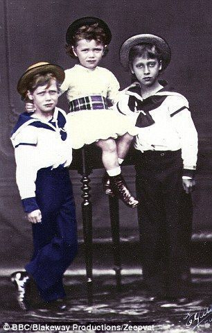 조지 5세와 니콜라스 2세(왼쪽과 가운데)는 어렸을 때 처음으로 친구가 되었습니다.