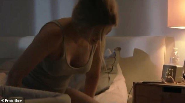 Nakts vidū: reklāmā tiek rādīta jauna mamma, kura ar sāpēm cenšas izkāpt no gultas, kad viņas mazulis raud.