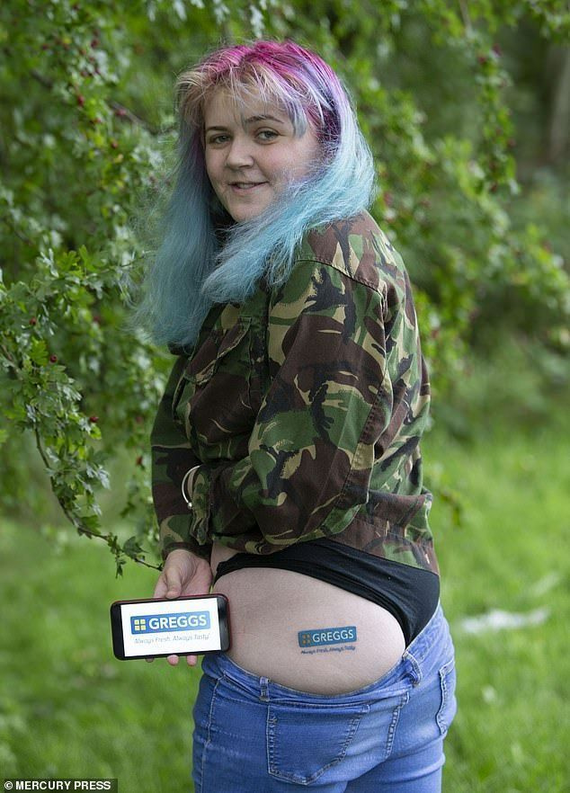 Caitlin Jones, 20, de Paisley, Escócia, sentiu tanta falta da padaria Greggs durante o bloqueio do Covid-19 que ela tatuou o logotipo em seu bumbum
