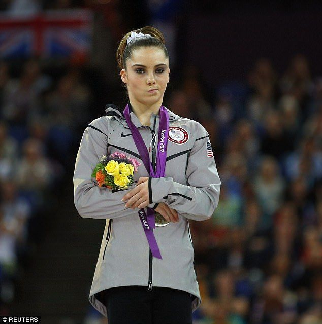 나중에 금메달 획득: McKayla는 2012년 올림픽에서 은메달을 획득한 후 실망의 순간에 입술을 오므리는 사진이 찍힌 후 인터넷에서 사랑을 받았습니다.
