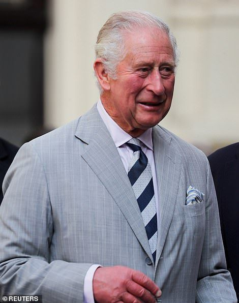 73세의 찰스 왕세자(사진)는 파란색 줄무늬 넥타이와 보라색 셔츠에 회색 양복을 입고 날렵해 보였다.