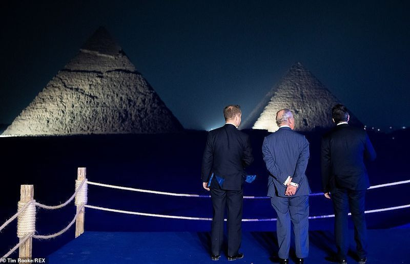 저녁에는 웨일즈 왕자와 콘월 공작부인이 9 피라미드 라운지에서 열린 리셉션에 참석했습니다. 사진: Charles와 Khaled Al Anani 관광 및 유물 장관, 오른쪽