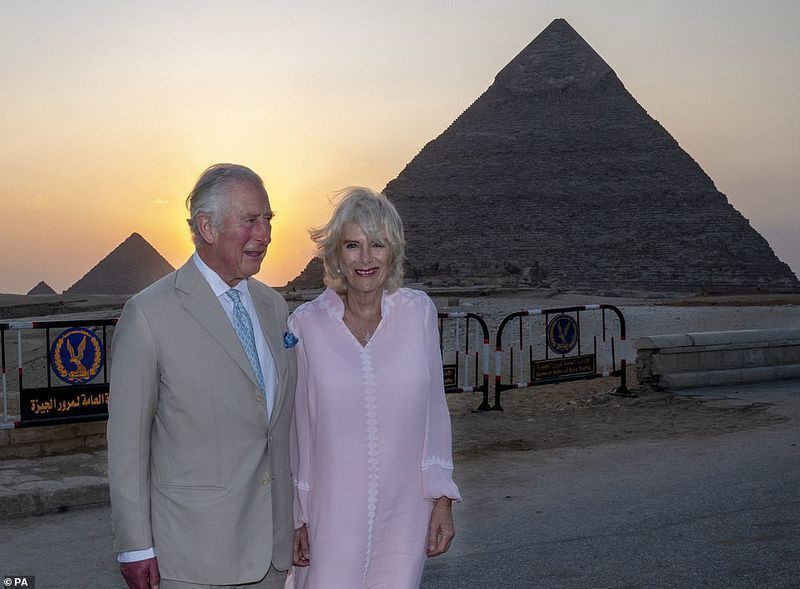 세계의 왕실 불가사의! 찰스 왕세자와 콘월 공작부인(사진)은 이집트 여행 첫날 카이로의 기자 대피라미드에 도착했을 때 모두 미소를 지었다.