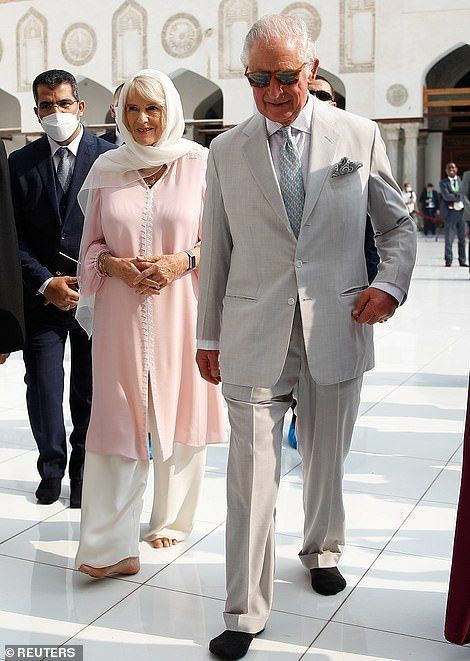 웨일즈 왕자와 콘월 공작부인이 알 아즈하르 모스크의 안뜰을 가로질러 걷고 있습니다.