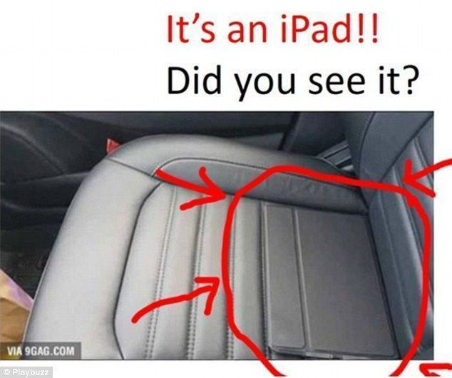 처음에는 비밀 개체를 찾을 수 없습니다. 그러나 더 자세히 검색한 후에는 회색 iPad가 좌석 등받이에 평평하게 놓여 있는 것을 발견할 수 있습니다.