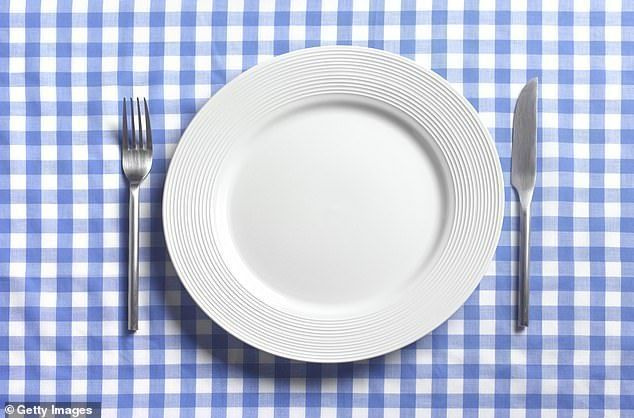 Jenni는 영국 어린이의 절반 이상이 나이프와 포크로 식사를 하지 않는다는 소식을 통해 식탁 예절을 엄격하게 지키지 않는 부모의 심각한 실패를 보여주었다고 말했습니다(파일 이미지)