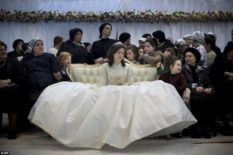 Külalised jagavad nalja, kui pruut sulgeb palveks silmad ja kleit on tema ümber laiali