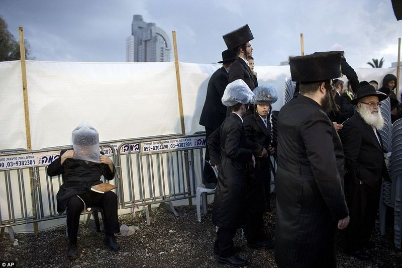 Vihmapilved kogunevad...aga need noored õigeusklikud juudid on hästi ette valmistatud, katavad oma mütsid kilekottidega